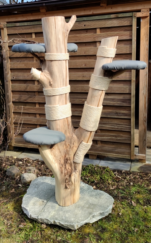 Naturkratzbaum aus Buche mit Naturstein-Bodenplatte und großer Liegefläche